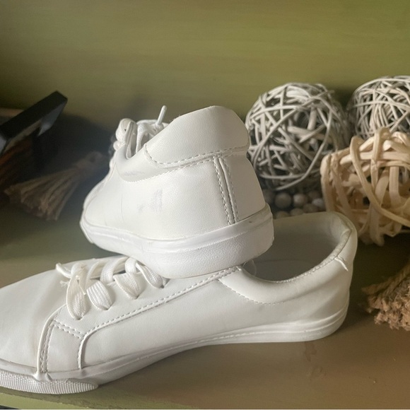 Size 6.5 Classic White Sneakers - Picture 4 of 4